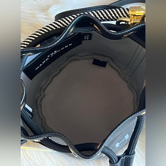 Marc Jacobs The Leather Bucket Bag - Picture 10 of 16